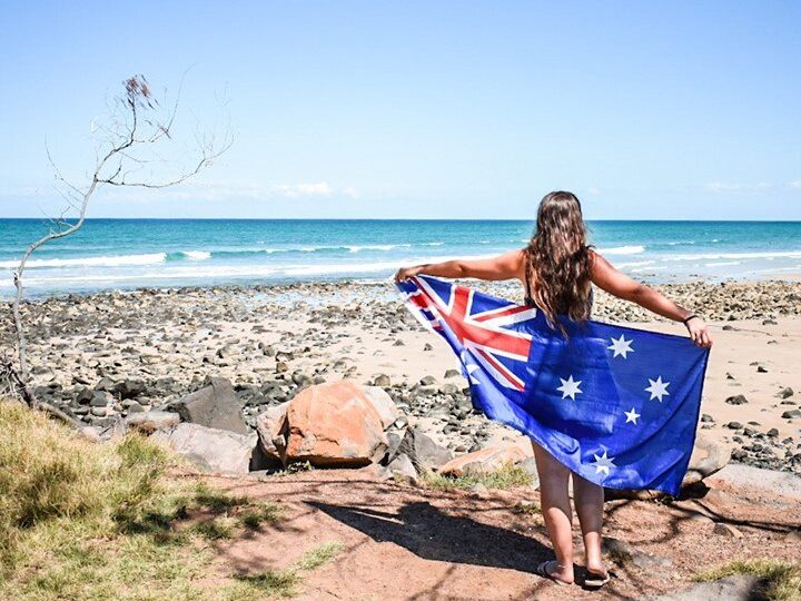 chiara giulianini con la bandiera australiana in spiaggia