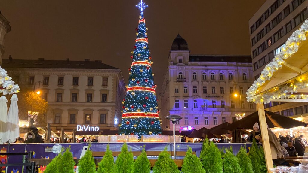 albero natale mercatino basilica di santo stefano budapest